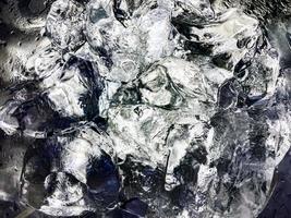 cubos de gelo parecem frescos no fundo dos dias quentes foto