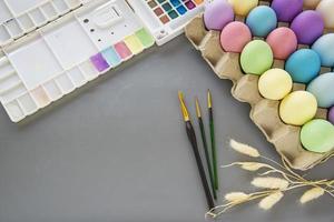 pessoas pintando ovos de páscoa coloridos - conceito de celebração do feriado de páscoa foto
