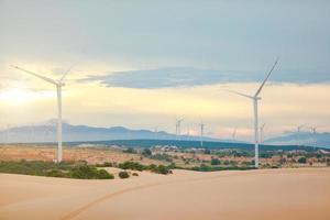 uma bela paisagem, cru de céu azul no deserto, bela paisagem de dunas de areia branca o local de atração turística popular em mui ne, vietnã. foto