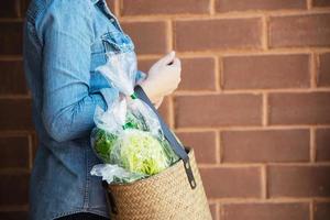 senhora está comprando vegetais frescos na loja do supermercado - mulher no conceito de estilo de vida do mercado fresco