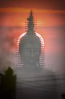 restauração e reparo de imagens de buda no budismo, escultura do budismo. foto