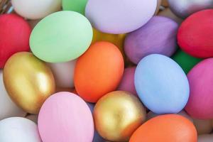 fundo de ovos de páscoa coloridos doces - conceitos de celebração do feriado nacional foto