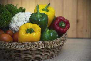 cesta de vegetais de variedade fresca pronta para ser cozida na cozinha - vegetal para fazer fundo de comida com conceito de espaço de cópia foto