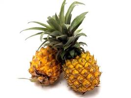 picure de abacaxi ananas comosus, uma fruta que geralmente cresce em áreas tropicais. esta fruta tem muitas vitaminas que são boas para o nosso corpo foto