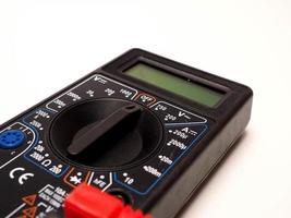 imagem de multímetro digital preto ou medidor avo para medir coisas elétricas, como tensão, resistência e corrente foto