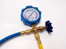 imagem do medidor de pressão azul, ferramenta que normalmente usado pelo técnico para medir a pressão do gás. foto