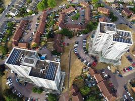 imagens aéreas por drone vista de alto ângulo da cidade de londres luton da inglaterra com edifícios foto