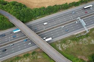 bela vista aérea das autoestradas britânicas na junção m1 9 de dunstable e luton inglaterra uk foto