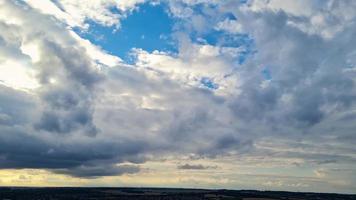 pôr do sol bonito e colorido com nuvens coloridas e céu sobre a cidade de luton da inglaterra grã-bretanha foto