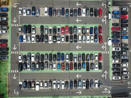 vista aérea do centro da cidade e edifícios na cidade de luton da inglaterra da estação ferroviária central do reino unido, filmagem editorial de alto ângulo do drone. foto