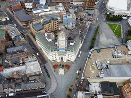 vista aérea do centro da cidade e edifícios na cidade de luton da inglaterra da estação ferroviária central do reino unido, filmagem editorial de alto ângulo do drone. foto