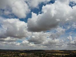 céu mais bonito com nuvens espessas sobre a cidade britânica em um dia quente e ensolarado foto