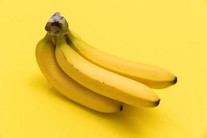 bananas em um fundo amarelo foto