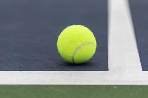 bola de tênis na quadra foto