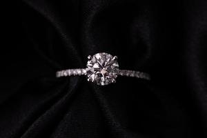 anel de casamento de diamante foto