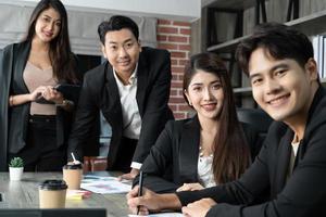 feliz grupo de empresários durante a apresentação. pessoas de negócios trabalhando em equipe no escritório foto