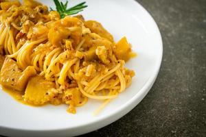 macarrão espaguete com molho alfredo de abóbora foto