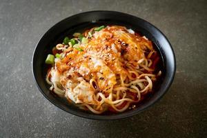 macarrão ramen com gyoza ou bolinhos de porco foto