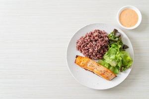 bife de filé de salmão grelhado com baga de arroz e legumes