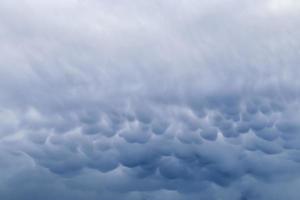 impressionantes formações de nuvens asperatus no céu foto