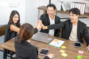 grupo de amizade de trabalho em equipe brainstorming união. equipe de empresários de mãos dadas solidariedade. trabalho em equipe e projetos de sucesso, em pé no escritório interno. foto