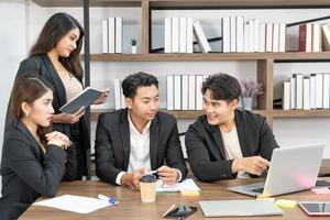 grupo de amizade de trabalho em equipe brainstorming união. diversidade parceiro de negócios pessoas trabalho em equipe de mãos dadas juntos poder da tag team. colegas sorridentes felizes com crachás empilhando as mãos. foto