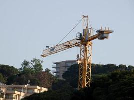 guindaste no trabalho em um canteiro de obras transportando materiais foto