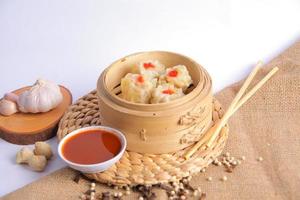 dim sum de frango com molho delicioso, comida chinesa saborosa e suculenta foto