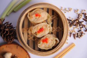 dim sum de frango com molho delicioso, comida chinesa saborosa e suculenta foto