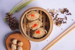 dim sum de frango com molho delicioso, comida chinesa saborosa e suculenta foto