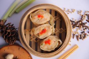 dim sum de frango com molho delicioso, comida chinesa saborosa e suculenta foto