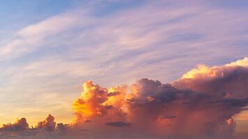 as nuvens foram expostas à luz solar, criando cores brilhantes pela manhã, cena do céu foto