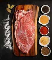 carne fresca com ingredientes para cozinhar