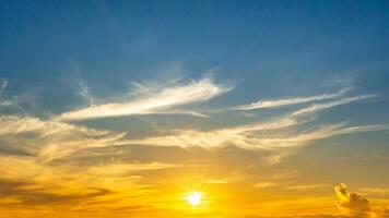 vista panorâmica do céu com brilho do nascer do sol e nuvens, papel de parede da natureza foto