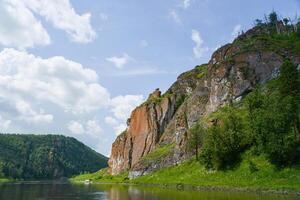 bela paisagem do rio de montanha em dia de verão brilhante, formação rochosa cênica na margem do rio. foto
