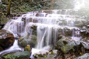 cachoeira na floresta tropical profunda, cachoeira mae kampong na província de chiang mai, tailândia foto