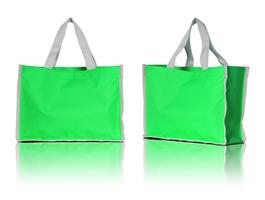 saco de compras verde sobre fundo branco foto