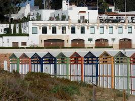 típicas cabanas coloridas na praia de s'agaro foto