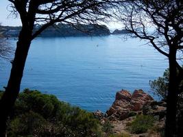 rochas e falésias com céu azul e mar turquesa foto