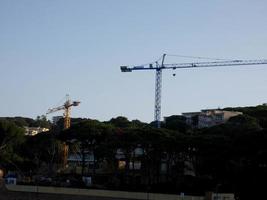 guindaste no trabalho em um canteiro de obras transportando materiais foto