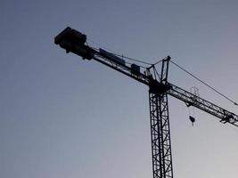 guindaste no trabalho em um canteiro de obras transportando materiais foto