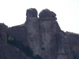 perfil das montanhas de montserrat, ao norte da cidade de barcelona. foto