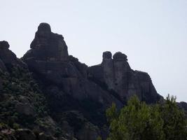 perfil das montanhas de montserrat, ao norte da cidade de barcelona. foto