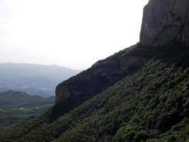 vistas das montanhas de montserrat ao norte da cidade de barcelona. foto