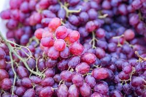 pilha de uvas vermelhas frescas para venda no mercado. foto