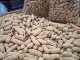 pilha de amendoins à venda no mercado foto