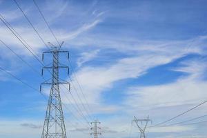 torre de transmissão de energia de alta tensão e fundo do céu foto