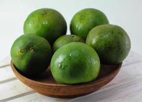 laranjas verdes e frutas de saúde fatiadas para alimentos limpos. vitamina c alta. foto