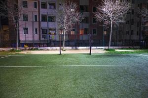 luzes noturnas de quadra de futsal foto