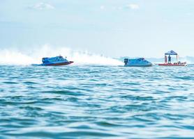 chonburi, tailândia-26 de novembro de 2017 barco f1 em bangsaen power boat 2017 na praia de bangsaen na tailândia foto